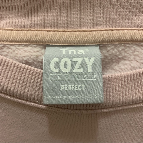 baby pink aritzia (tna) cropped sweatshirt - Picture 2 of 4